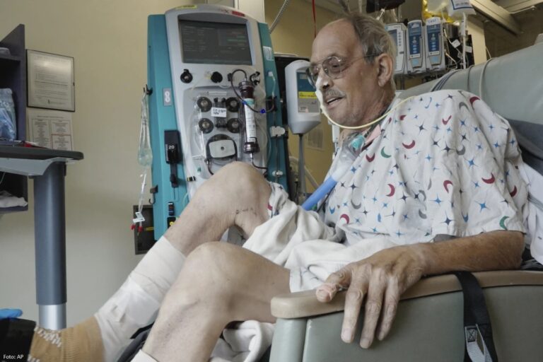 Një muaj pas transplantimit të zemrës së derrit, burri po përpiqet të rikuperohet