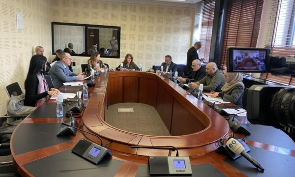 Pas vrasjes së 18-vjeçarit, deputetët kërkojnë që t’i kushtohet vëmendje shëndetit mendor të fëmijëve e adoleshentëve në shkolla