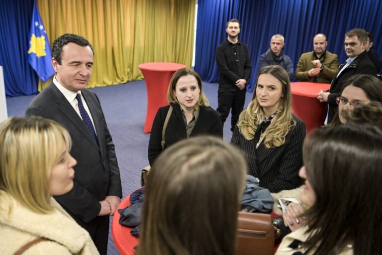 Kurti mirëpriti specializantët nga “të gjitha trojet shqiptare” Kryeministri Albin Kurti dhe specializantet e trojeve shqiptare