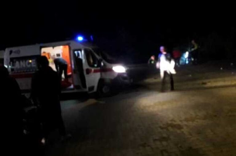 E rëndë: Një burrë dërgohet pa shenja jete në Emergjencën në Llapnasellë, dyshohet se e zuri dera e oborrit