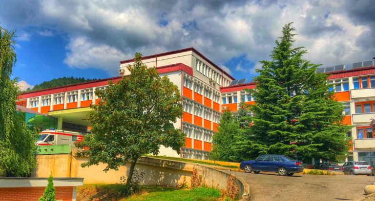 Spitali i Pejës reagon pas rrahjes së dy zyrtarëve: Do të merren masa