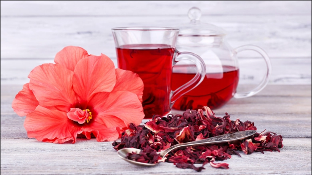 Pirja e çajit hibiskus në stomakun bosh: 7 përfitime shëndetësore të mrekullueshme