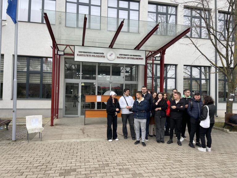 “R.I.P Higjiena” – Studentët bojkotojnë mësimin, shkak papastërtia pasi stafi teknik i UP-së gjendet në grevë