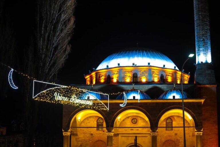 Dekorohet rruga “Ibrahim Lutfiu”, për nder të muajit të Ramazanit në Prishtinë
