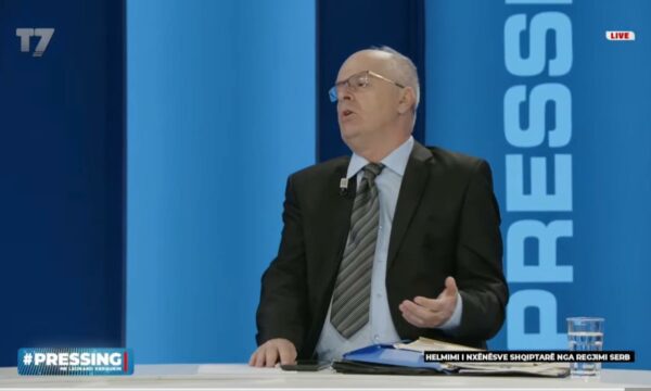 Bardhi tregon llojin e helmit që regjimi serb e kishte përdorur ndaj nxënësve shqiptarë