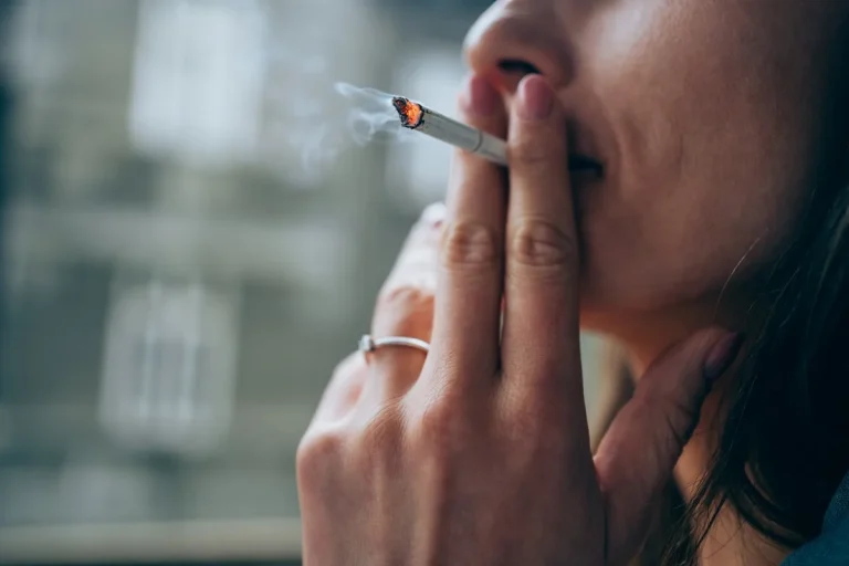 Studimi i ri zbulon se femrat kanë më shumë gjasa të varen nga duhanpirja sesa meshkujt