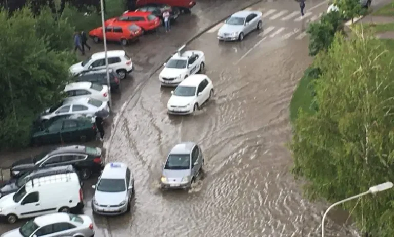 Paralajmërohen vërshime të shpejta dhe erëra të forta gjatë ditës, komuna e Prishtinës apelon për kujdes