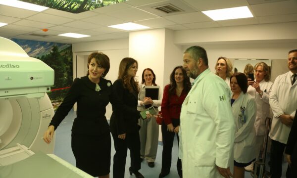 Ish presidentja Jahjaga tregon si ia siguroi Kosovës pajisjen mjekësore 1 5 milionëshe nga Fondacioni Alwaleed