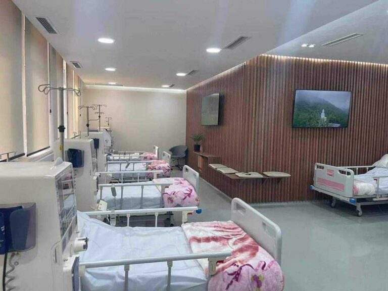 Donacion për repartin e dializës në Prizren, dy vëllezërit dhurojnë për nënën e