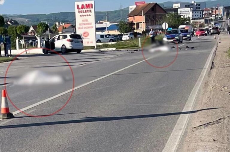 Dy të vdekur nga një aksident në mes të një motori dhe një veture në Suharekë