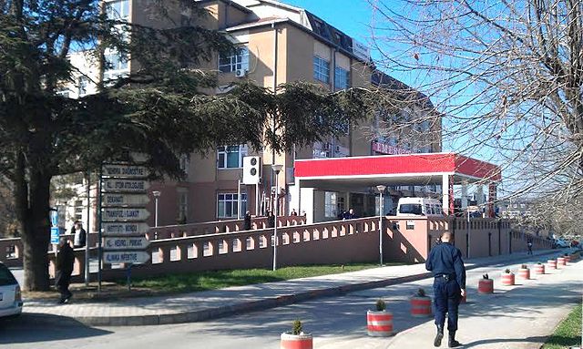 Tetë vjeçari që u godit nga vetura në Pejë vazhdon të trajtohet në Mjekimin Intensiv – gjendja e tij paraqitet stabile