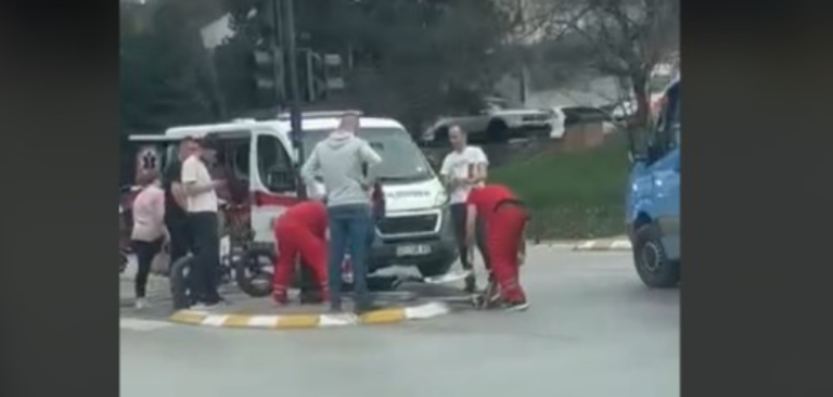 Aksident mes kamionit dhe një veture tek menza e studentëve