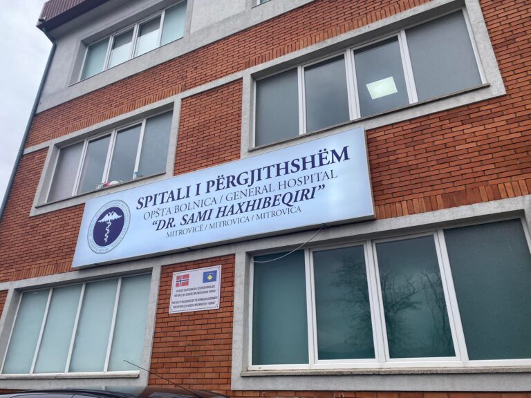 Një 12-vjeçar trajtohet në Spitalin e Përgjithshëm të Mitrovicës pas goditjes nga automjeti, jashtë rrezikut për jetë