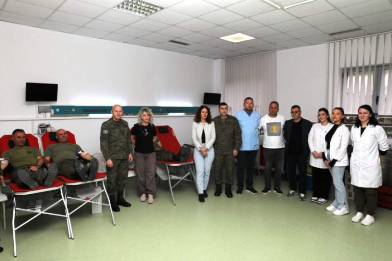 Pjesëtarët e FSK-së marrin pjesë në aktivitetin humanitar të dhurimit të gjakut