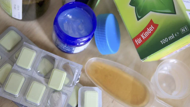 Ndërsa mungesat e barnave përkeqësohen, OJQ-të franceze bëjnë thirrje për më shumë transparencë