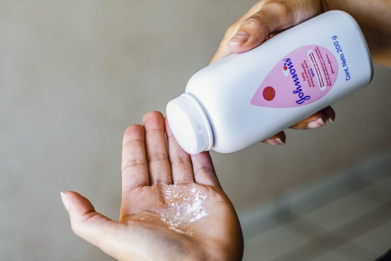 Talku mund të lidhet me kanceri ovarian tek gratë, rriten paditë kundër kompanisë Johnson & Johnson talku