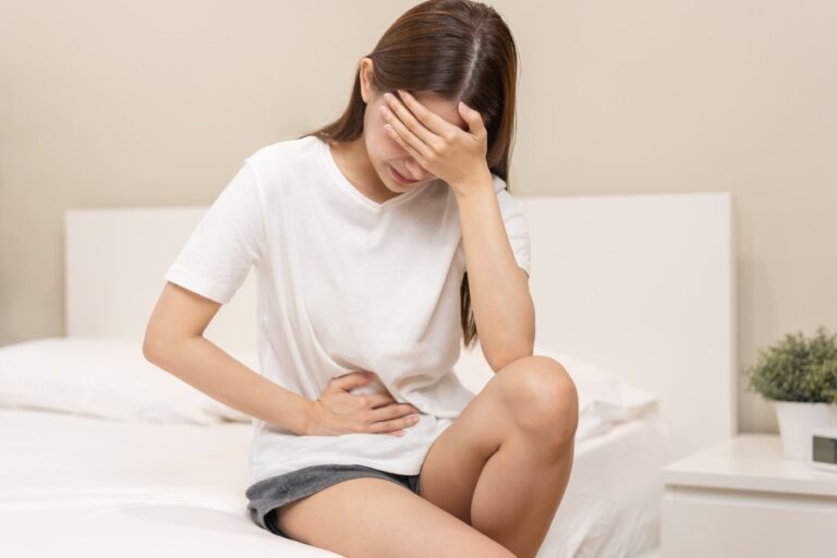 Depresioni mund të jetë një faktor shkaktar për dhimbje menstruale tek femrat