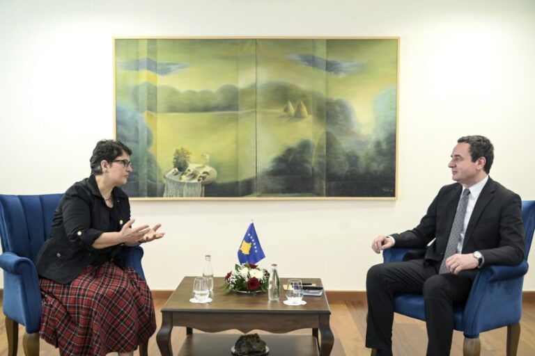 Kurti pret në takim profesoreshën Vjollca Konjufca, flasin për zgjerimin e mëtejmë të bashkëpunimit në shëndetësi