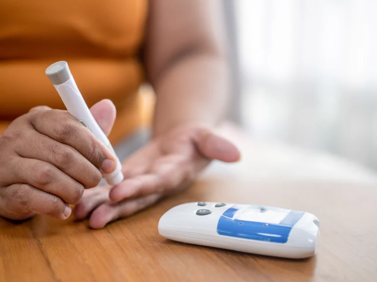Një test i thjeshtë gjaku mund të zbulojë herët rrezikun për Alzheimerin nga shtëpia