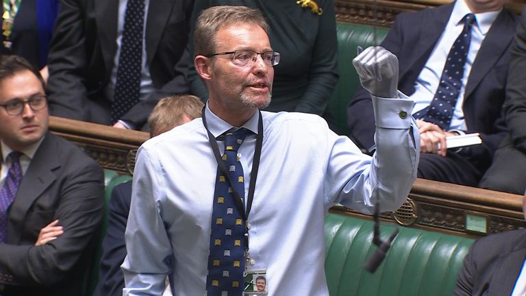 Deputeti britanik i rikthehet punës në parlament pas amputimit të krahëve dhe këmbëve në luftë me sepsën