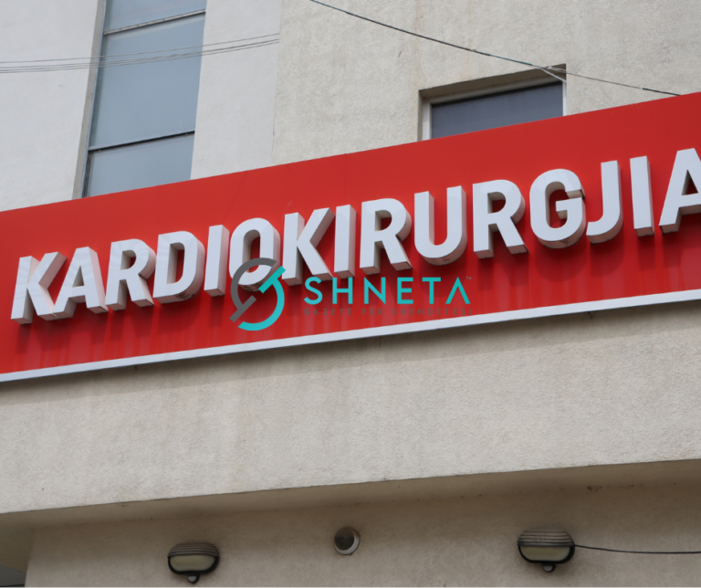 Babai i ministrit Hekuran Murati u transferua nga QKUK në një klinikë në Shkup
