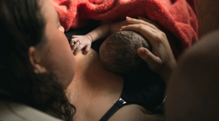 Lindja natyrale: Çfarë duhet të dini kur planifikoni një lindje pa mjekim