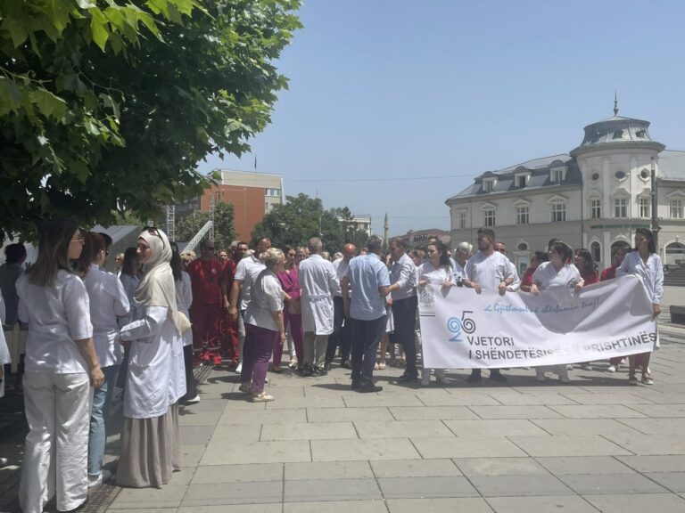 25-vjetori i rikthimit në institucionet shëndetësore, marshojnë mantelbardhët