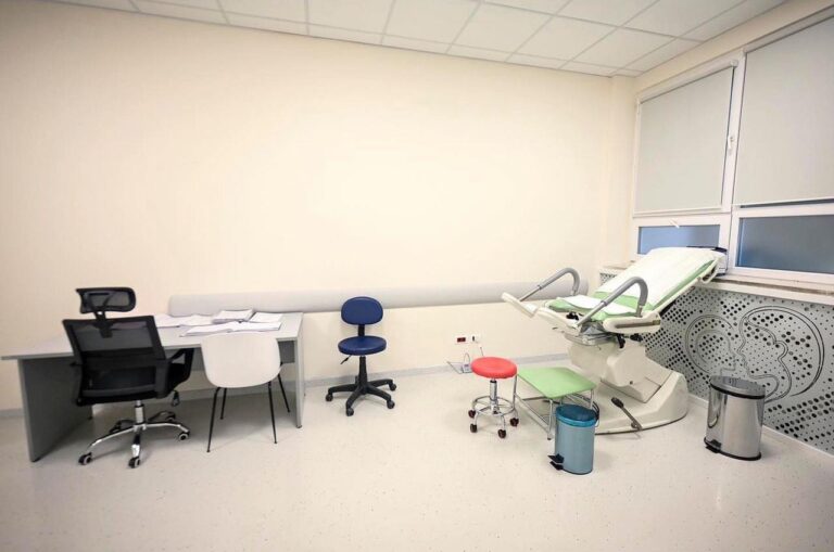 Kryeministri Kurti publikon foto që tregojnë transformimin e Klinikës së Gjinekologjisë