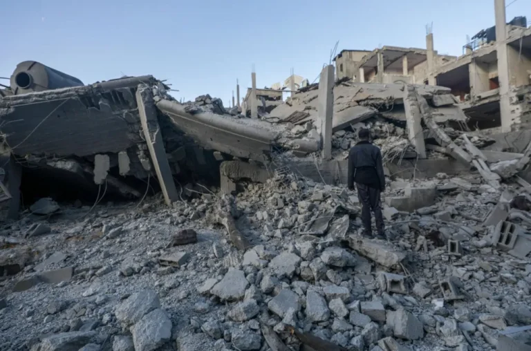 Izraeli sulmon nga ajri një strehimore të OKB-së në Gaza, raportohet për dhjetëra të vrarë