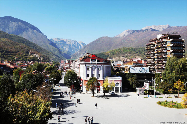 Vdes babai që u plagos bashkë me dy djemtë e tij javë më parë në Pejë