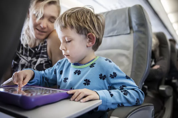 Aktivitete në aeroplan për fëmijët për t’i mbajtur ata të zënë gjatë gjithë fluturimit