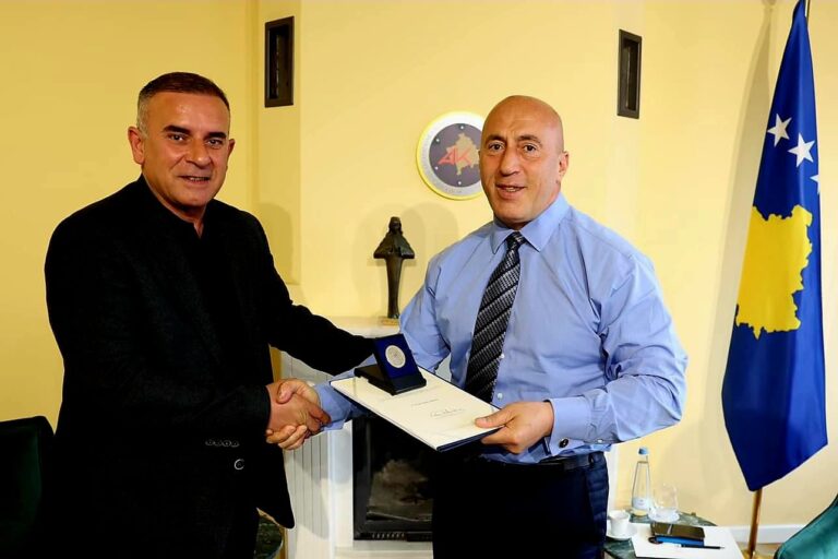 Mjeku i emergjencës Hamëz Berisha zyrtarizon kandidaturën për deputet nga AAK