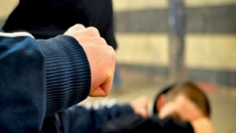 Rrahje e therje me thikë mes nxënësve në Skenderaj – viktima dërgohet në QKUK, i dyshuari në ndalim policor