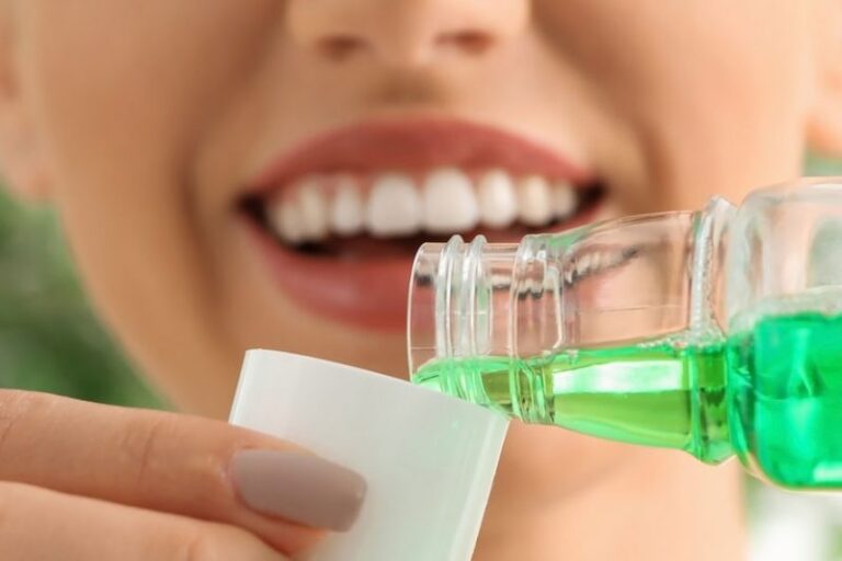 Shpëlarësit oral me bazë alkooli mund të prishin mikrobiomën e gojës duke çuar në sëmundje