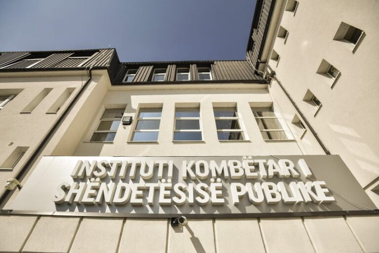 Helmimi me ushqim: Salmonella në sallatë, i çoi 23 veta në spital