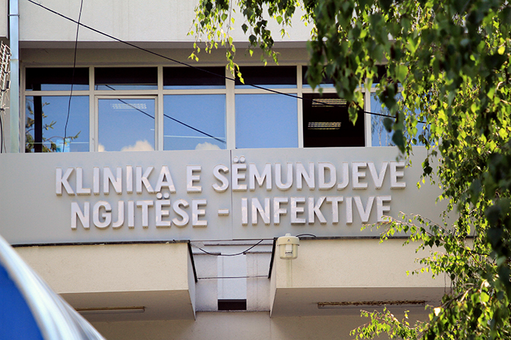 Shtatë persona me COVID-19 po trajtohen në Infektivë, njëri në mjekim intensiv