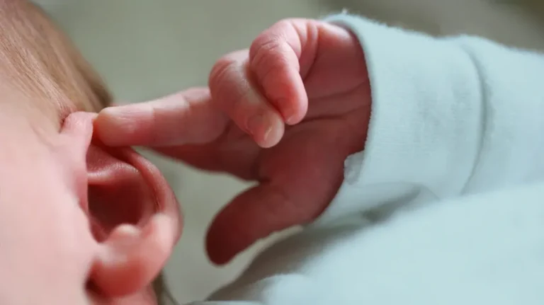Një grua nga India që vuante nga artriti reumatoid dhe hipertensioni lind pas dështimeve të suksesshme të shtatzënisë
