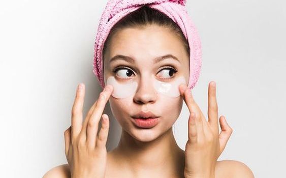Hidratues kundrejt hidratimit: Dermatologët e zbërthejnë ndryshimin