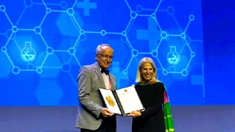 Dr. Rifat Latifit merr çmimin për arritje jetësore për iniciativat në telemjekësi në samitin global dixhital të shëndetësisë në Mumbai, Indi