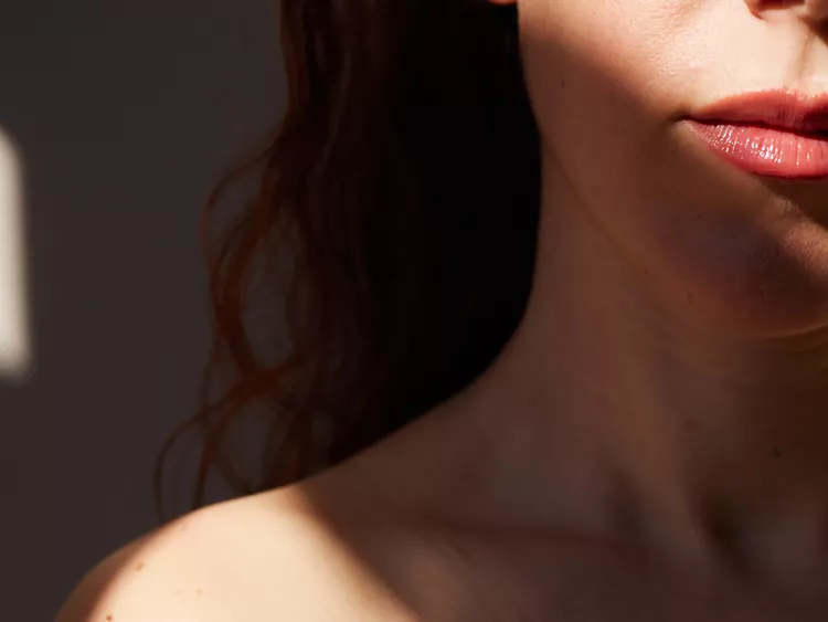 6 mënyra për të dalluar lëkurën e thatë në qafë, sipas dermatologëve