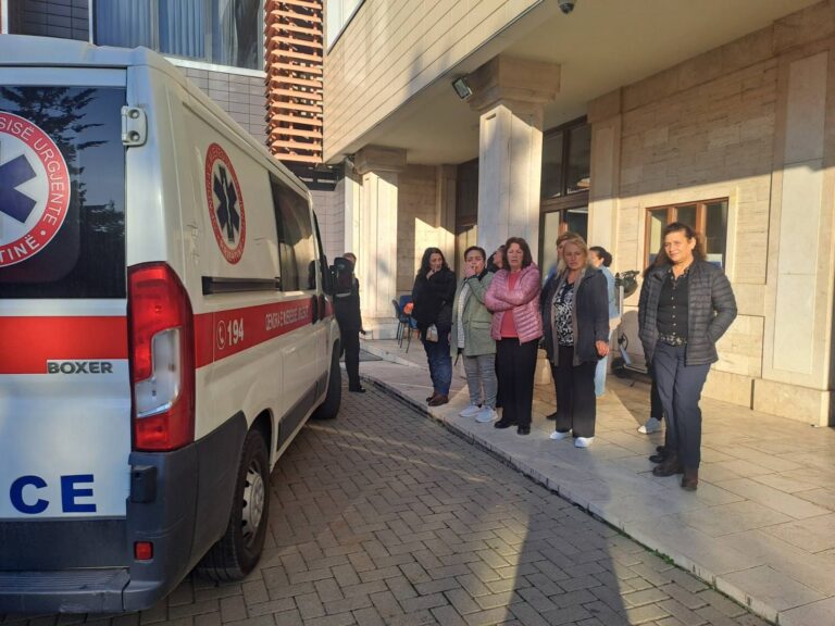 Greva e punëtoreve teknike të Kuvendit, një grua bëhet për spital