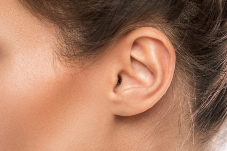 Keni lëkurë të thatë pas veshëve tuaj? Dermatologët ndajnë 10 mënyra për ta trajtuar atë