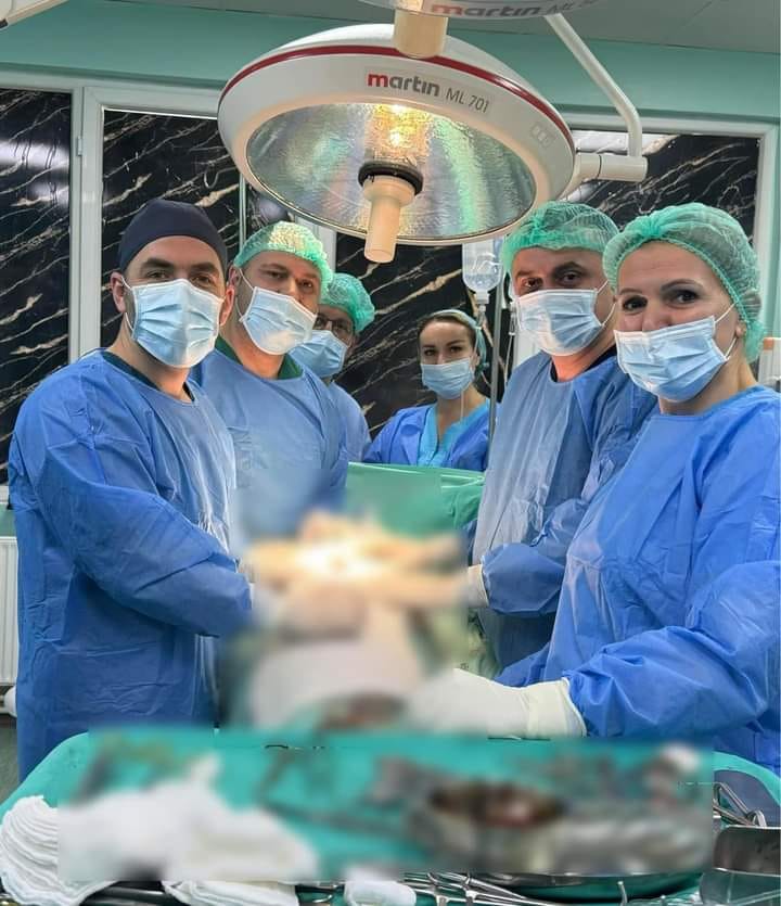 Operacion i rrallë në spitalin e Mitrovicës, hiqet me sukses tumori 20 cm në regjionin retroperitoneal