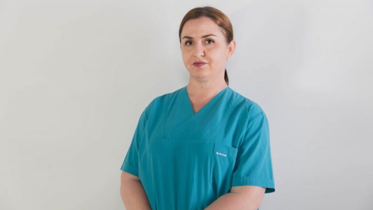 Pagjakësia si pasojë e çrregullimeve menstruale: Simptomat, trajtimi dhe komplikimet