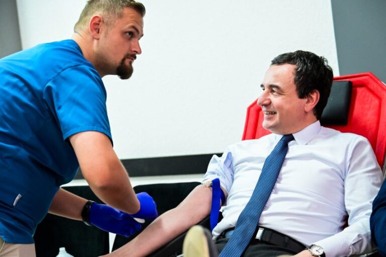 Kurti dhuron gjak, për “të nderuar” kujtimin e Astrit Deharit