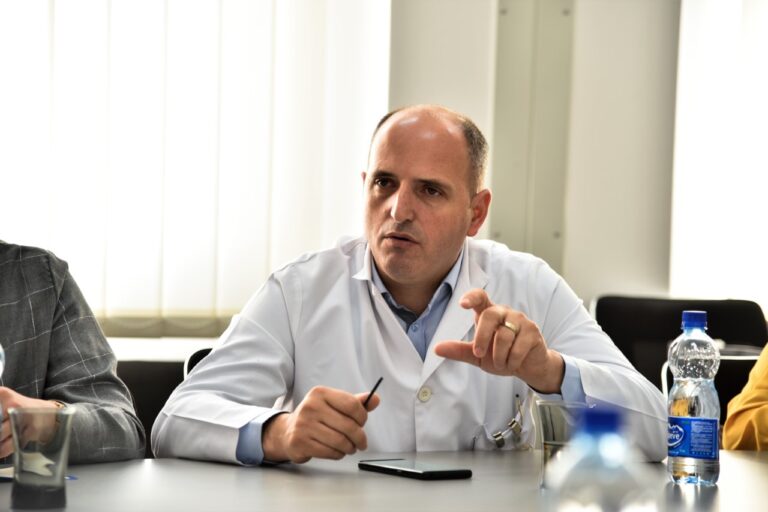 Onkologu Hyseni flet për terapitë e reja për kancerin të domosdoshme për pacientët