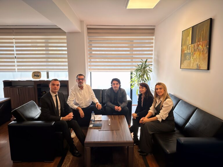 Drejtori i FSSh-së pret në takim përfaqësuesit e Asociacionit të Spitaleve Private