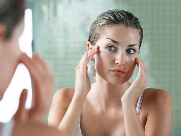 Make-up dhe Akne: A e bën më keq lëkurën tuaj