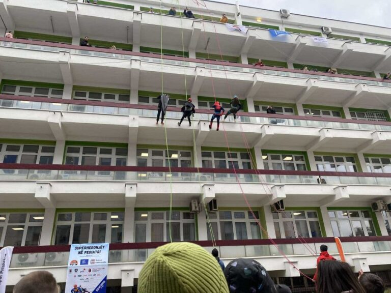 Fëmijët e shtrirë në Pediatri surprizohen nga “Super-heronjtë”