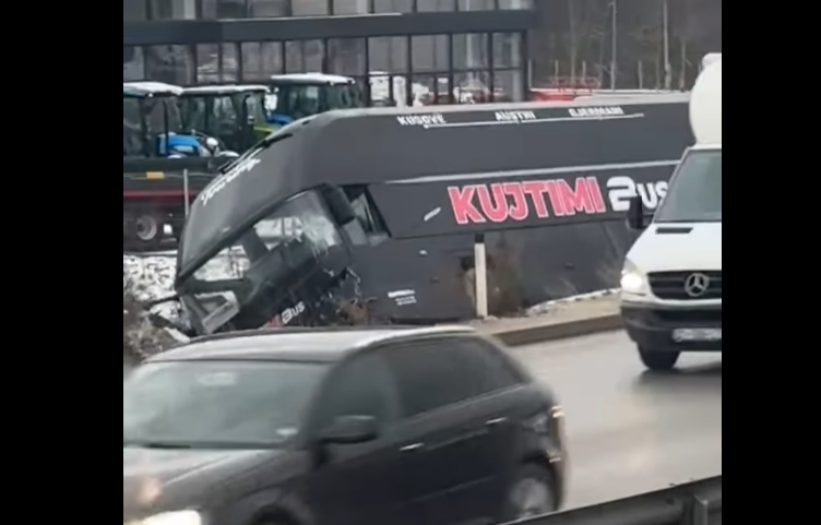 Rrokullisja e autobusit te “Kroi i Mbretit”, 22 udhëtarë morën trajtim në QKUK